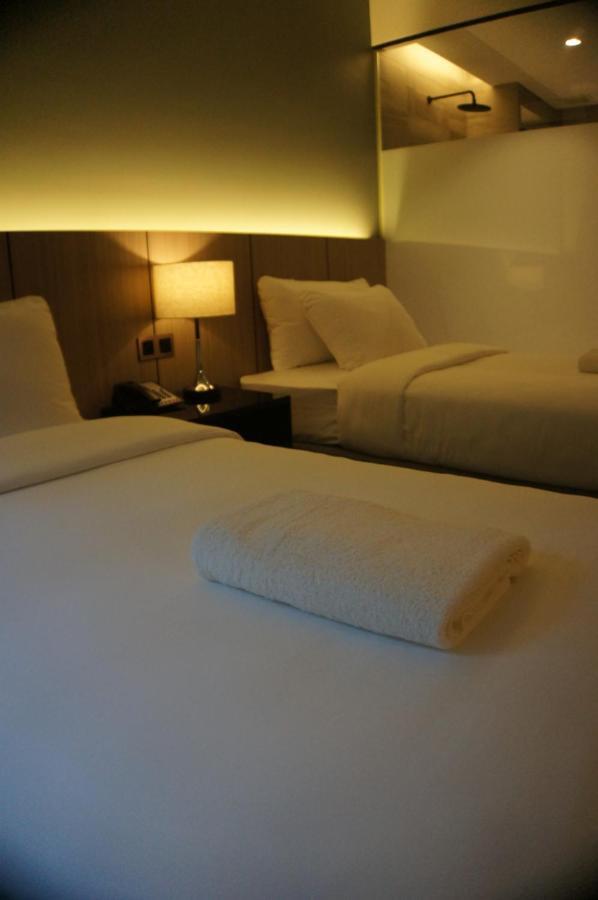 The Maximilian Hotel Cauayan City  Exterior foto